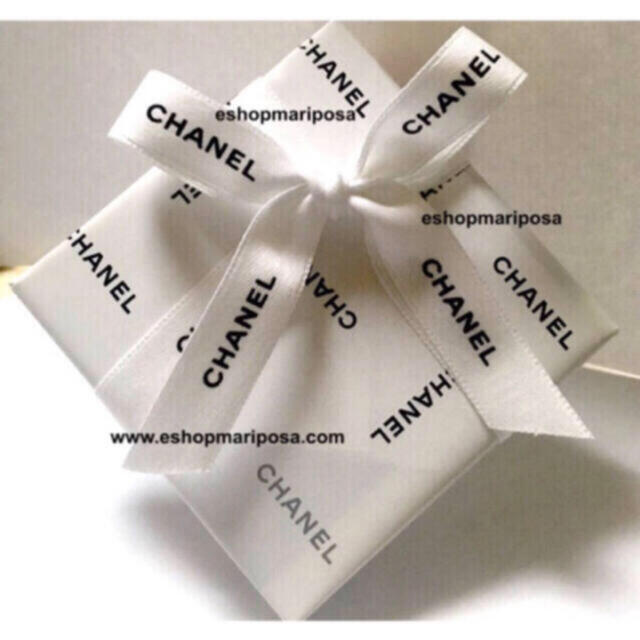 CHANEL(シャネル)のシャネルリボン🎀 白 ホワイト 5メートル 黒ロゴ入り 上質ラッピングリボン インテリア/住まい/日用品のオフィス用品(ラッピング/包装)の商品写真