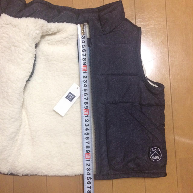 babyGAP(ベビーギャップ)の【新品 タグ付き】90 ダウンベスト ベビー GAP キッズ/ベビー/マタニティのキッズ服男の子用(90cm~)(その他)の商品写真