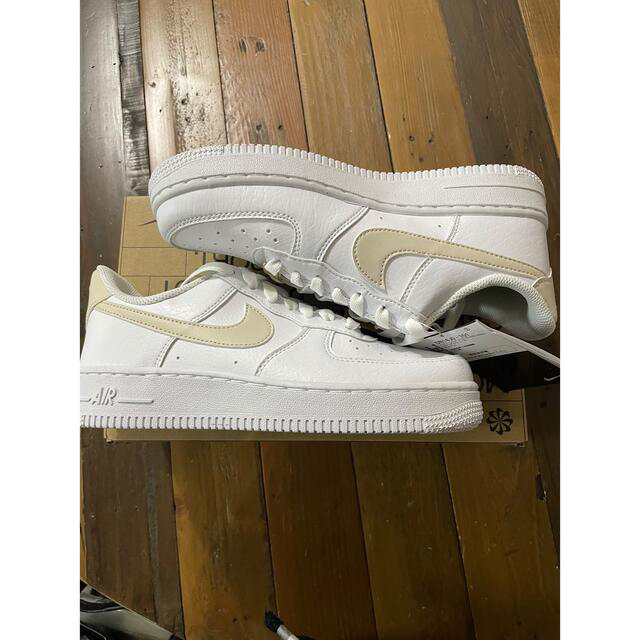 NIKE(ナイキ)のWMNS Air Force 1  NN ベージュ　エアフォース1 23.5cm レディースの靴/シューズ(スニーカー)の商品写真