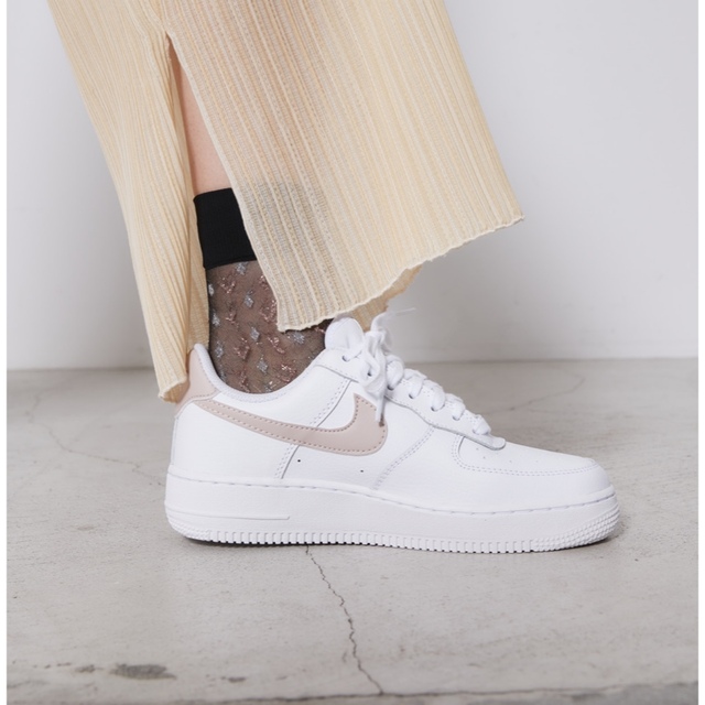 NIKE(ナイキ)のWMNS Air Force 1  NN ベージュ　エアフォース1 23.5cm レディースの靴/シューズ(スニーカー)の商品写真