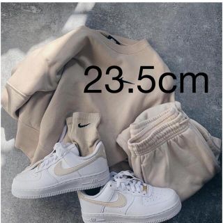 ナイキ(NIKE)のWMNS Air Force 1  NN ベージュ　エアフォース1 23.5cm(スニーカー)