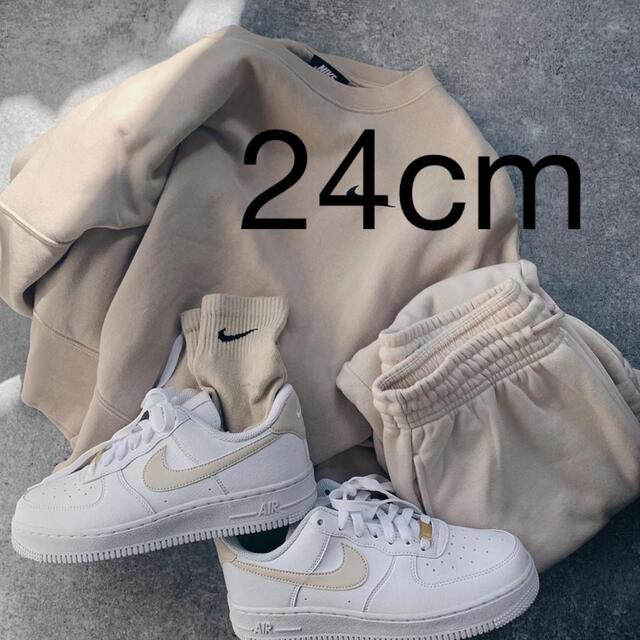 NIKE(ナイキ)のWMNS Air Force 1  NN ベージュ　エアフォース1 24cm レディースの靴/シューズ(スニーカー)の商品写真