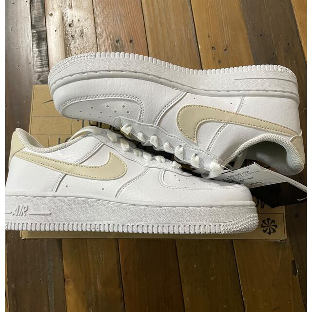 NIKE(ナイキ)のWMNS Air Force 1  NN ベージュ　エアフォース1 24cm レディースの靴/シューズ(スニーカー)の商品写真