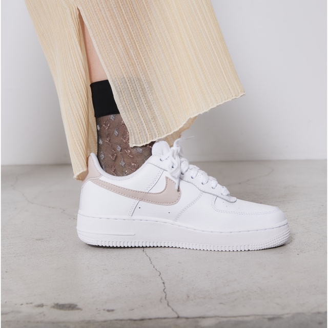 NIKE(ナイキ)のWMNS Air Force 1  NN ベージュ　エアフォース1 24cm レディースの靴/シューズ(スニーカー)の商品写真