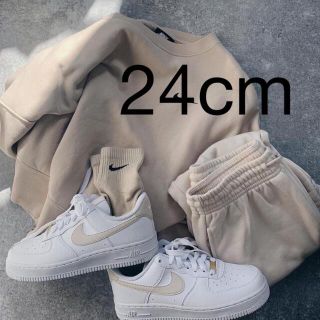 ナイキ(NIKE)のWMNS Air Force 1  NN ベージュ　エアフォース1 24cm(スニーカー)