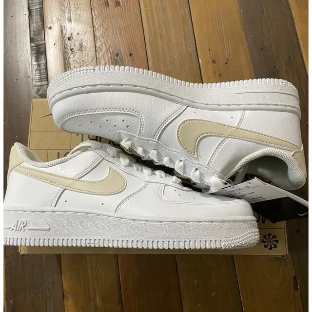 NIKE(ナイキ)のWMNS Air Force 1  NN ベージュ　エアフォース1 24.5cm レディースの靴/シューズ(スニーカー)の商品写真