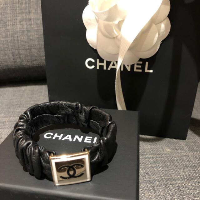 CHANEL ヘアアクセサリー レザー シュシュ 白ホワイト レディース ヘア
