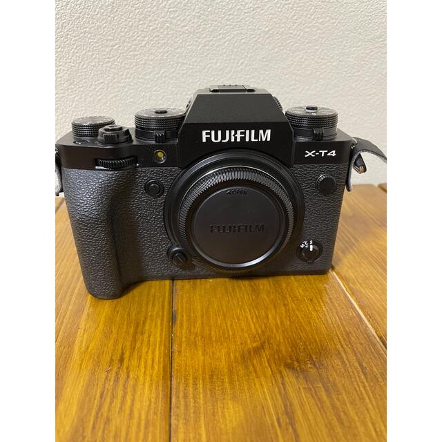 富士フイルム(フジフイルム)のFUJIFILM X-T4ボディ　ブラック　ミラーレス一眼 スマホ/家電/カメラのカメラ(ミラーレス一眼)の商品写真