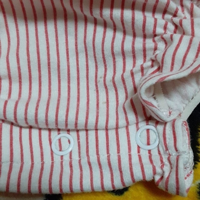 H&M(エイチアンドエム)のH&M  ロンパース  赤ストライプ☆着画あり☆ キッズ/ベビー/マタニティのベビー服(~85cm)(ロンパース)の商品写真