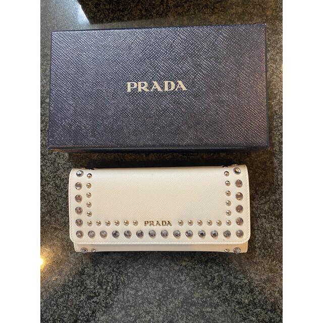 PRADA(プラダ)のプラダ　スタッツ付き長財布　レア長財布　新品未使用　 レディースのファッション小物(財布)の商品写真