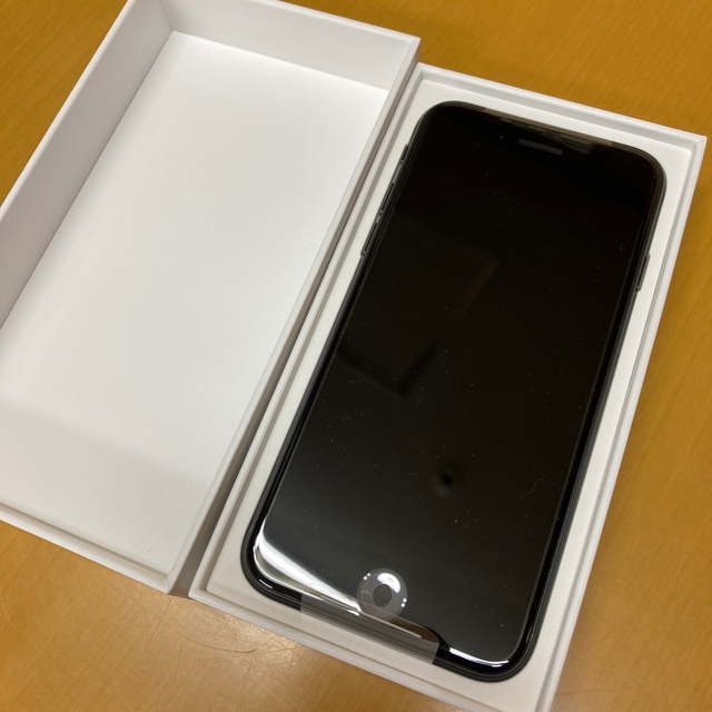 アップル iPhoneSE 第2世代 64GB ブラック　本体　SIMフリー64GBSIMフリー指紋認証