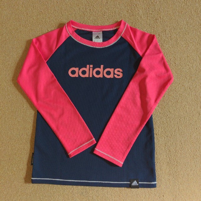 adidas(アディダス)のアディダス　スポーツシャツ140 キッズ/ベビー/マタニティのキッズ服女の子用(90cm~)(Tシャツ/カットソー)の商品写真