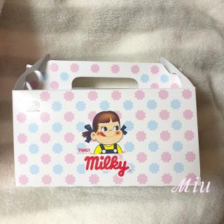 フジヤ(不二家)の不二家 ミルキークリームロール ペコちゃんのオリジナルBOX 空箱 + おまけ(キャラクターグッズ)