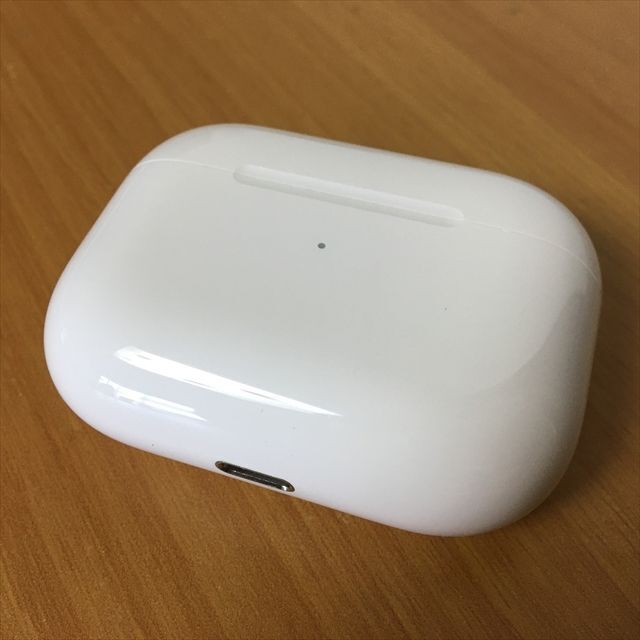 Apple(アップル)のApple純正 AirPods Pro用 ワイヤレス充電ケース A2190（1 スマホ/家電/カメラのオーディオ機器(ヘッドフォン/イヤフォン)の商品写真