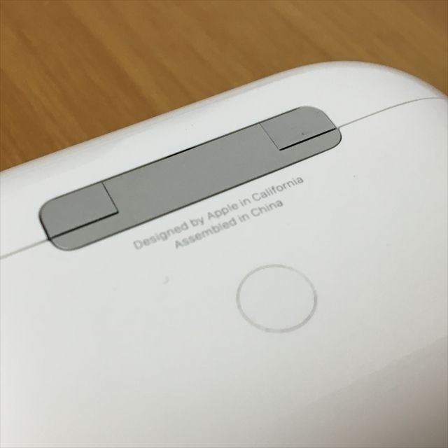 Apple(アップル)のApple純正 AirPods Pro用 ワイヤレス充電ケース A2190（1 スマホ/家電/カメラのオーディオ機器(ヘッドフォン/イヤフォン)の商品写真