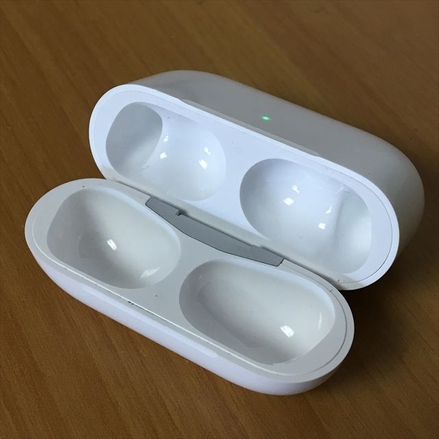 Apple(アップル)のApple純正 AirPods Pro用 ワイヤレス充電ケース A2190（1 スマホ/家電/カメラのオーディオ機器(ヘッドフォン/イヤフォン)の商品写真