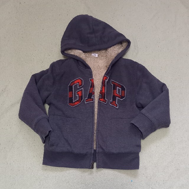 GAP　110　パーカー　濃いグレー キッズ/ベビー/マタニティのキッズ服男の子用(90cm~)(ジャケット/上着)の商品写真