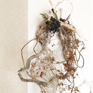 スパニッシュモスを垂らしたオシャレドライフラワースワッグ✴︎流木インテリア スパニッシュモスを垂らしたオシャレドライフラワースワッグ✴︎流木インテリア