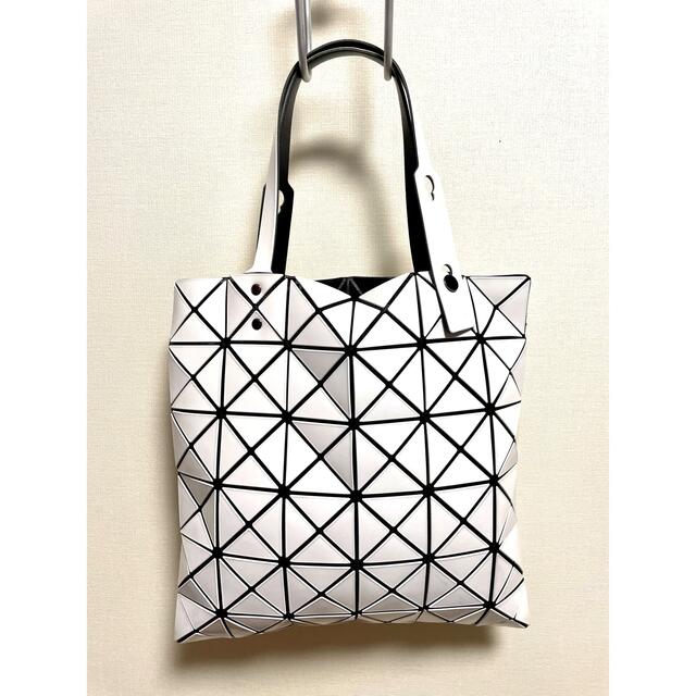 ISSEY MIYAKE(イッセイミヤケ)の☆バオバオ イッセイミヤケ トートバッグ ホワイト メンズのバッグ(トートバッグ)の商品写真