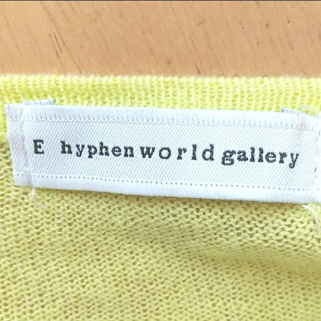 E hyphen world gallery(イーハイフンワールドギャラリー)のE hyphen 春に！夏に！爽やかイエローの薄手カーディガン フリーサイズ レディースのトップス(カーディガン)の商品写真