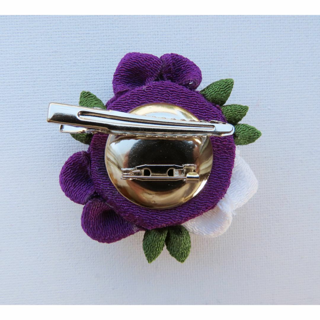 白と紫色のつまみ細工髪飾り（ヘアクリップ）＆コサージュ２way　和装　式典等 ハンドメイドのアクセサリー(ヘアアクセサリー)の商品写真