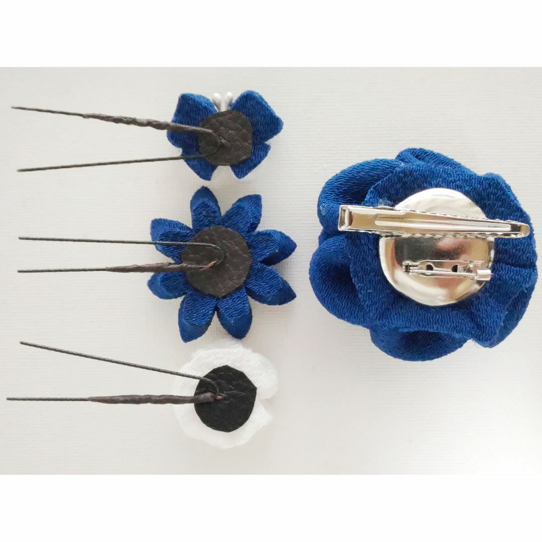 紺色の蝶々と花のつまみ細工Uピン・ヘアクリップ＆コサージュ（２way）４点セット ハンドメイドのアクセサリー(ヘアアクセサリー)の商品写真