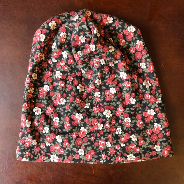 ROSE BUD(ローズバッド)のROSE BUD ローズパッド　ワッチキャップ　コットン　美品　花柄　フラワー  レディースの帽子(ニット帽/ビーニー)の商品写真