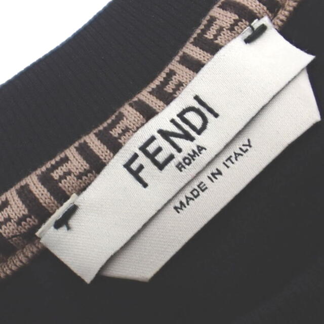 FENDI(フェンディ)のフェンディトップス ファーロゴ Tシャツ ブラック黒 40802009468 メンズのトップス(Tシャツ/カットソー(半袖/袖なし))の商品写真