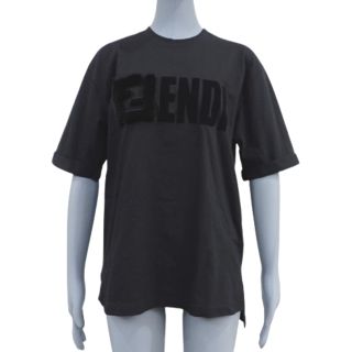 フェンディ(FENDI)のフェンディトップス ファーロゴ Tシャツ ブラック黒 40802009468(Tシャツ/カットソー(半袖/袖なし))