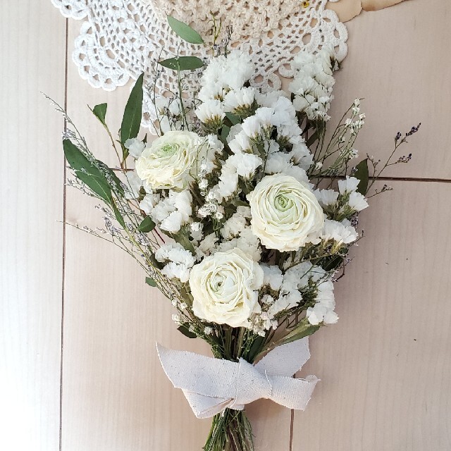 sale　バラと小花のホワイト系ドライフラワースワッグ 花束 ブーケ ハンドメイドのフラワー/ガーデン(ドライフラワー)の商品写真