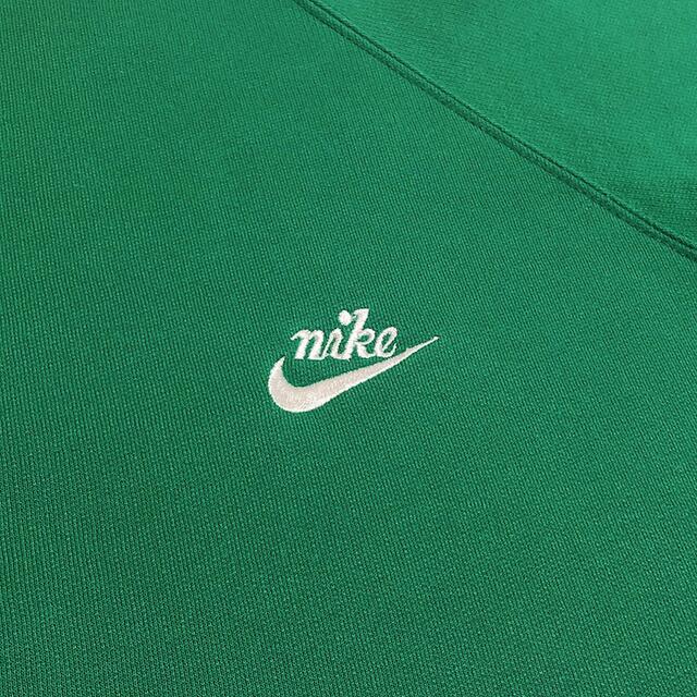 カラー NIKE グリーン 刺繍ワンポイントロゴ 筆記体ロゴの通販 by