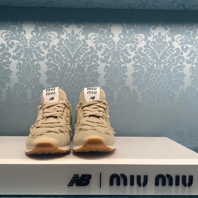 miumiu ニューバランス　スニーカー　ベージュ