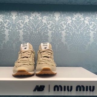 ミュウミュウ(miumiu)のmiumiu ニューバランス　スニーカー　ベージュ(スニーカー)