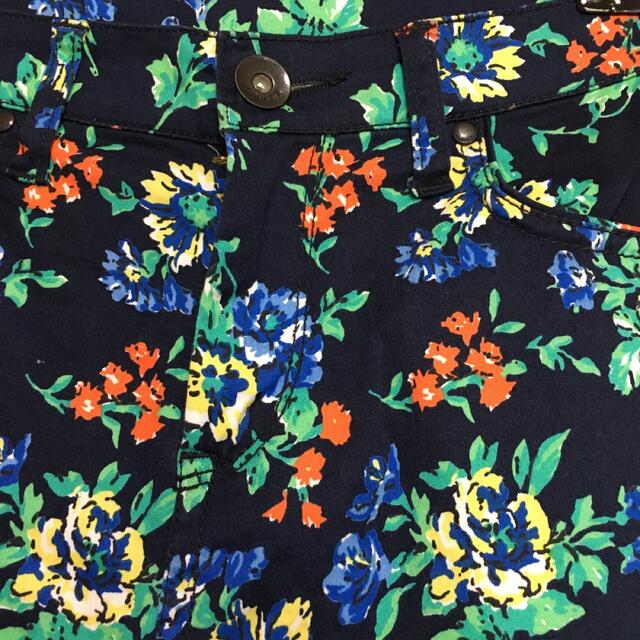 JEANASIS(ジーナシス)のジーナシス 花柄 パンツ レギンス レディースのパンツ(カジュアルパンツ)の商品写真