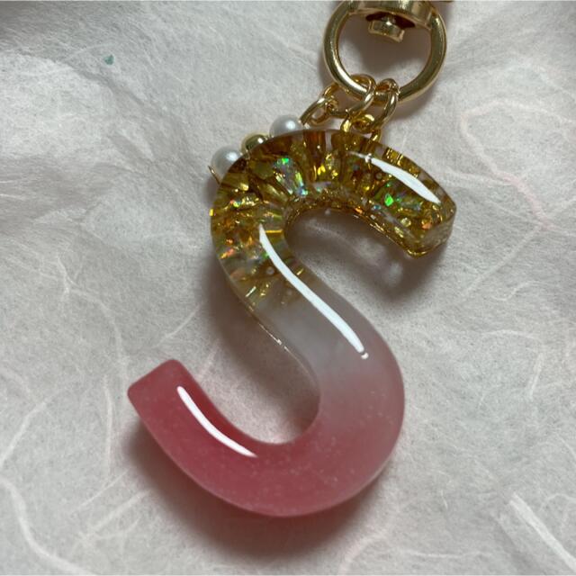 ハンドメイド レジン アルファベット キーホルダー チャーム イニシャル 「S」の通販 by ちびブラウン ハンドメイド イニシャル アルファベット キーホルダー スイカ柄 レジン S