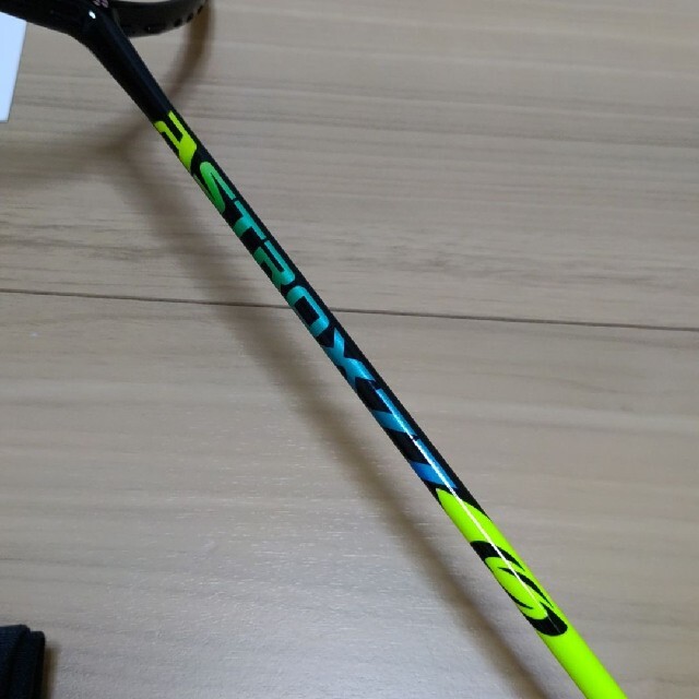 YONEX　アストロクス77プロ　4UG5  ガット張り込み