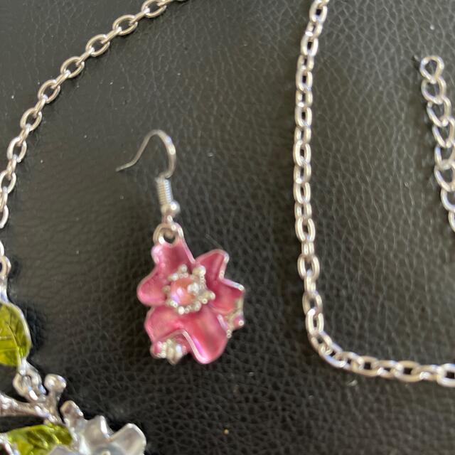 お花のネックレス&ピアス レディースのアクセサリー(ネックレス)の商品写真