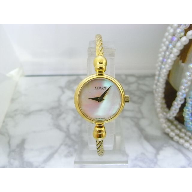 Gucci(グッチ)のガラス新品　GUCCI　2700L 　ワイヤー　シェル文字盤　レディース レディースのファッション小物(腕時計)の商品写真
