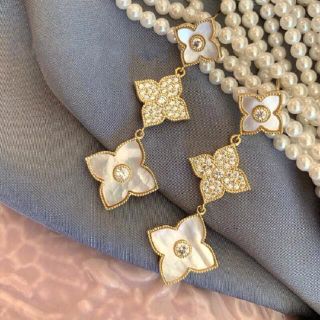【期間限定】　トリプル　クローバー　ピアス　ロングピアス　可愛い　綺麗　おしゃれ(ピアス)