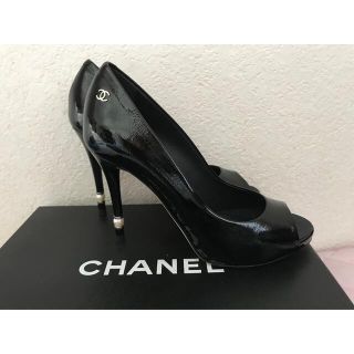 シャネル(CHANEL)のシャネル オープントゥ パンプス ピンヒール パール エナメル 黒 36(ハイヒール/パンプス)