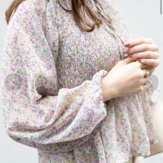 フラワー(flower)の【m様】flower スキッパーシャーリングブラウス(シャツ/ブラウス(長袖/七分))