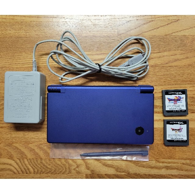 ニンテンドーDS(ニンテンドーDS)の任天堂dsi 　充電器つき　ドラクエソフト２点セット エンタメ/ホビーのゲームソフト/ゲーム機本体(携帯用ゲーム機本体)の商品写真