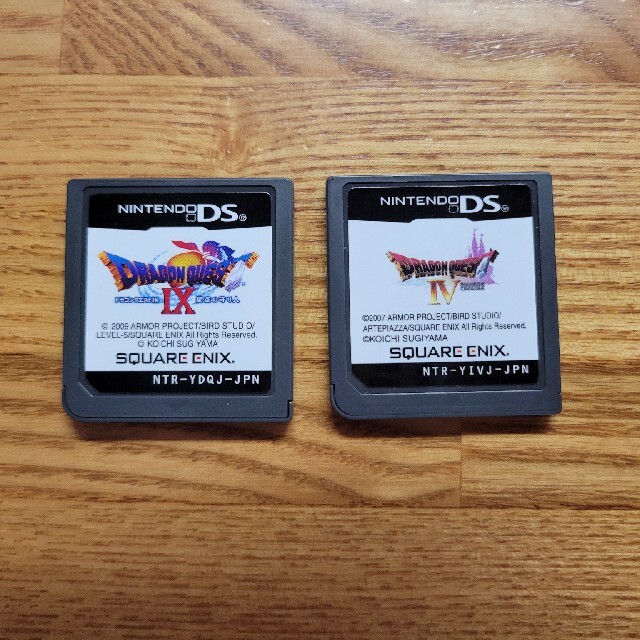 ニンテンドーDS(ニンテンドーDS)の任天堂dsi 　充電器つき　ドラクエソフト２点セット エンタメ/ホビーのゲームソフト/ゲーム機本体(携帯用ゲーム機本体)の商品写真