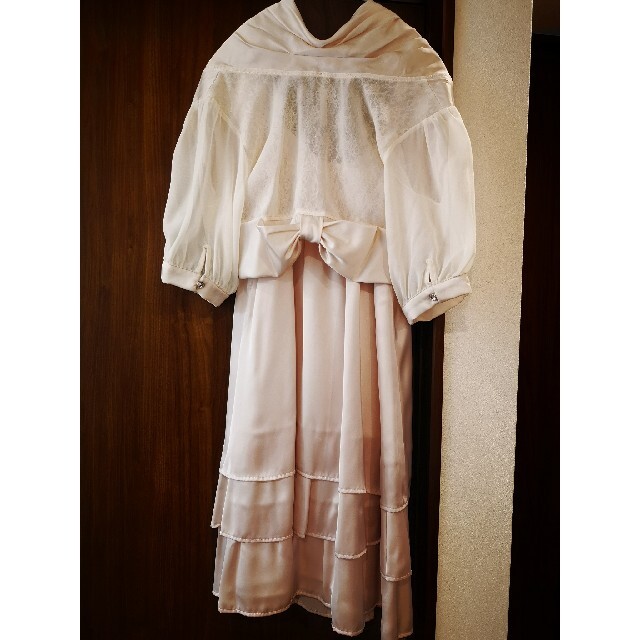 リボンが可愛いピンクの膝丈ドレスとドレスによく合うボレロ レディースのフォーマル/ドレス(ミディアムドレス)の商品写真
