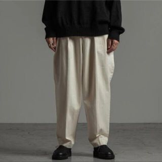 マーカウェア(MARKAWEAR)の【新品未使用】MARKAWARE マーカウェア CLASSIC FIT エクリュ(スラックス)