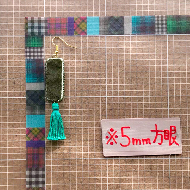 Ameri VINTAGE(アメリヴィンテージ)の★SショップA41🤡ピアス🍄『四角いピアス』手刺繍★1点物★ブルー ハンドメイドのアクセサリー(ピアス)の商品写真