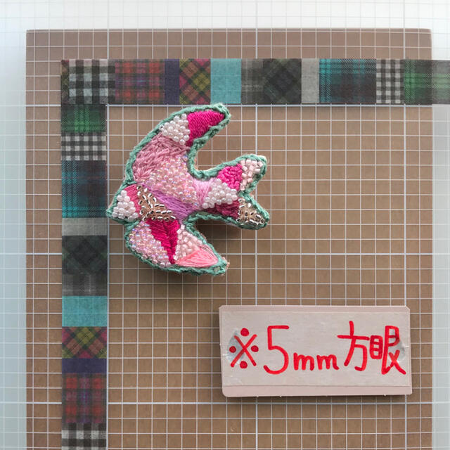 Ameri VINTAGE(アメリヴィンテージ)の★SショップA22🧶ビーズ刺繍 ブローチ🧵モザイクバード🦜アニマル☆1点物 ハンドメイドのアクセサリー(コサージュ/ブローチ)の商品写真