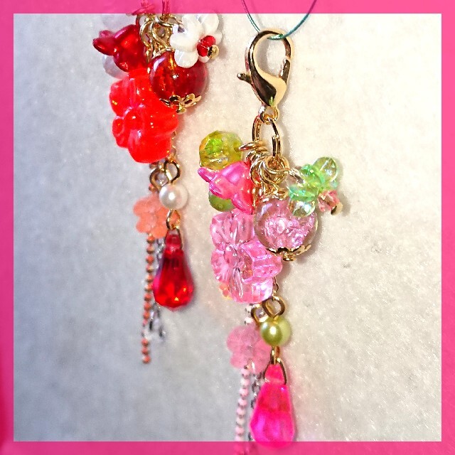 おめでたカラー✨桜ビーズのペアチャーム☆お揃いデザイン☆KCゴールド金具☆寿/祝 ハンドメイドのアクセサリー(チャーム)の商品写真