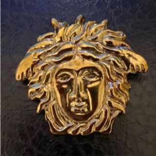 ヴェルサーチ(VERSACE)のタイムセール❣️ ヴェルサーチ ❤︎メデューサ ブローチ メタルゴールド(ブローチ/コサージュ)