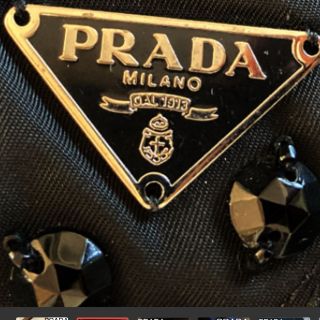 PRADA 三角ロゴ　ジュエリーシャツ